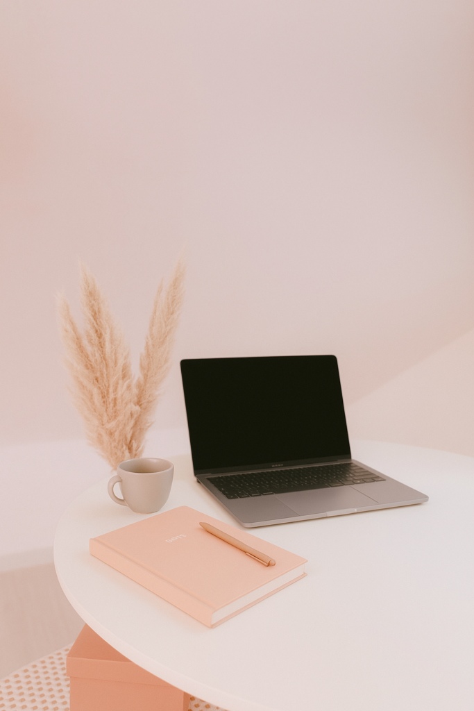 Visuel professionnel d’un bureau équipé – communication digitale et stratégie locale avec l’agence Touch Com.